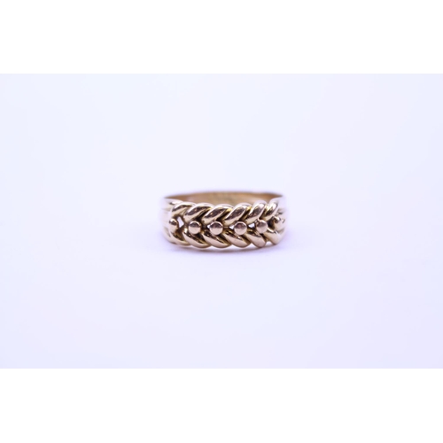 157 - An 18ct Gold Rope design Ring. Total weight: 6.5 grams. Size approx Q.