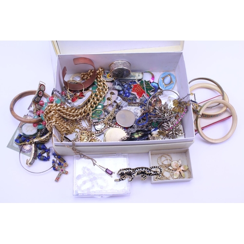 159 - A quantity of costume jewellery to include necklaces, chains, boxes, etc, contained in a jewellery b... 