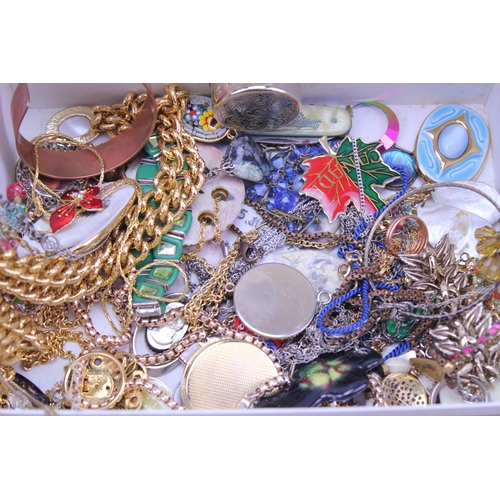 159 - A quantity of costume jewellery to include necklaces, chains, boxes, etc, contained in a jewellery b... 