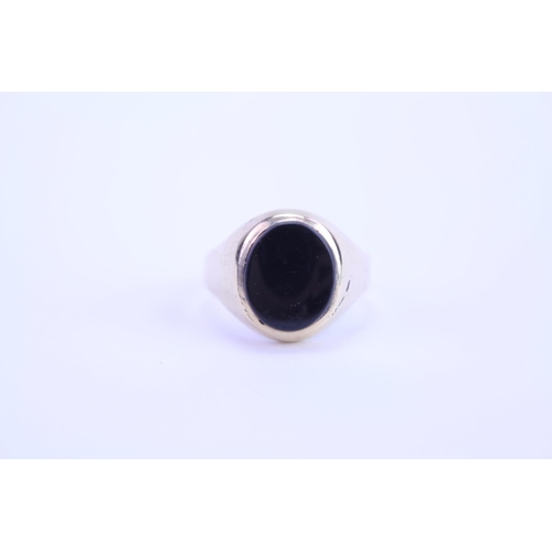 86 - A 9ct Gold Onyx Signet Ring. Size M.