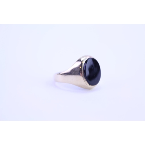 86 - A 9ct Gold Onyx Signet Ring. Size M.