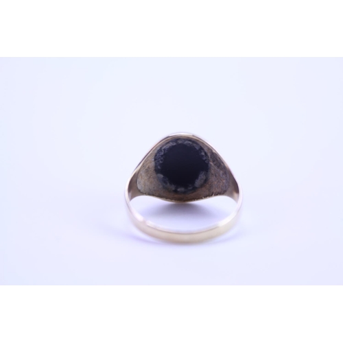 86 - A 9ct Gold Onyx Signet Ring. Size M.