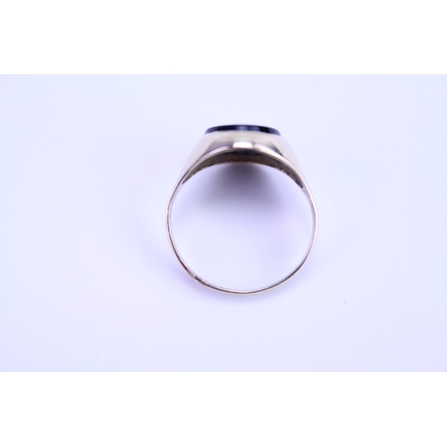 86 - A 9ct Gold Onyx Signet Ring. Size M.