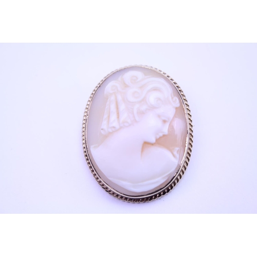 95 - A 9ct Gold Cameo Brooch with pendant attachment, depicting a young lady looking down. Size approx 3.... 