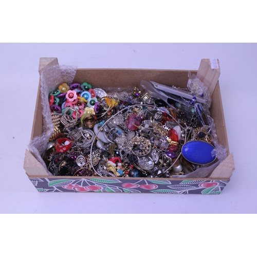 109 - A quantity of Jewellery to include Fashion Costume Jewellery, Earrings, Brooches, etc.