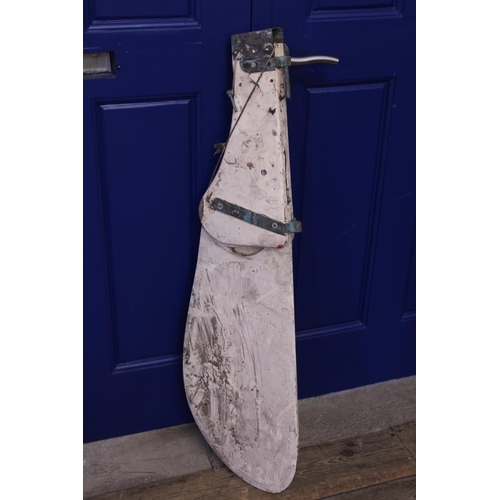 924 - A White Painted & Brass Metal Mounted Rudder. Measuring: 107cms long.