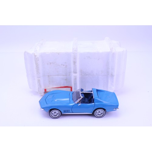 147 - A Franklin Mint Chevrolet Corvette Stingray in Light Blue. The model appears Mint apart from missing... 