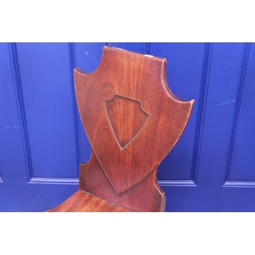 641 - A Victorian Mahogany Shield Back Entrance Hall Chair resting on turned front legs. Measuring: 90cm h... 