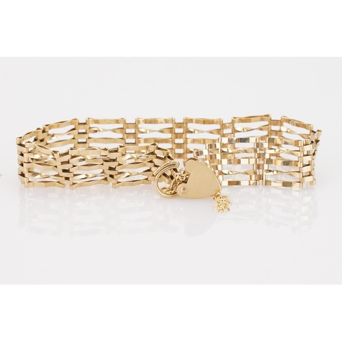 217 - A 9ct Gold Gate Bracelet fitted with a 9ct Gold heart padlock. Total weight approximately: 5.6 grams... 