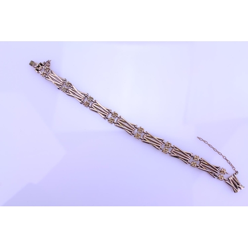 226 - A 9ct Gold marked gate link bracelet. Total weight: approximately 12g.