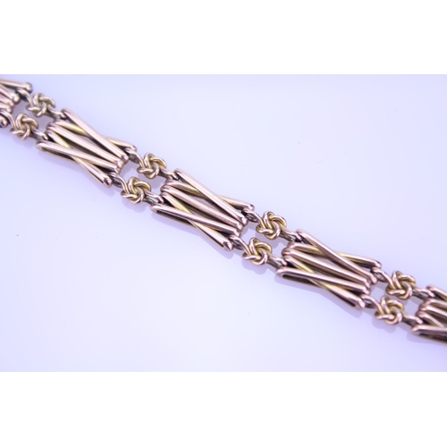 226 - A 9ct Gold marked gate link bracelet. Total weight: approximately 12g.