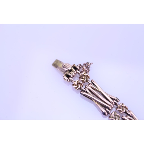 226 - A 9ct Gold marked gate link bracelet. Total weight: approximately 12g.