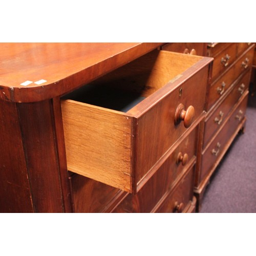 615 - A Large Mahogany Chest of Drawers with Two Small Drawers over Three Large Drawers. Measuring: 115cms... 