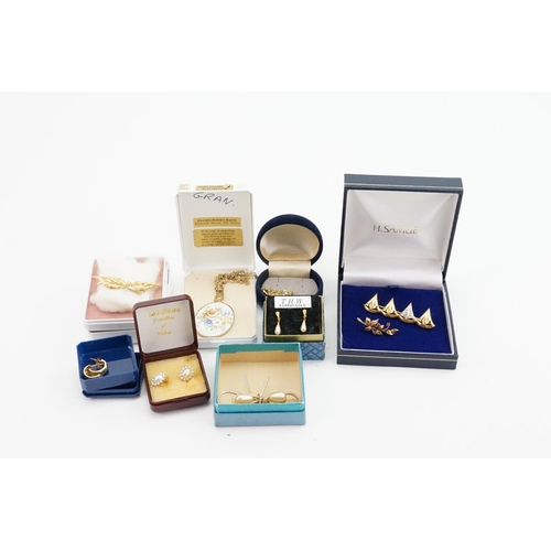 265 - A Pair of 9ct Gold 'Pearl' earrings along with other items of jewellery.