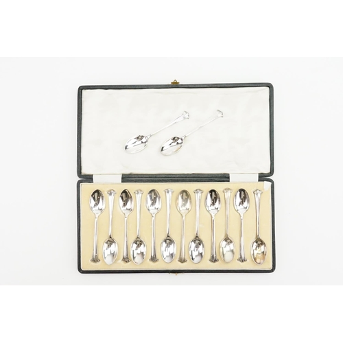 75 - 13 x Albany patterned Golf Club Silver Spoons in a fitted case. Total weight approx: 198 grams.