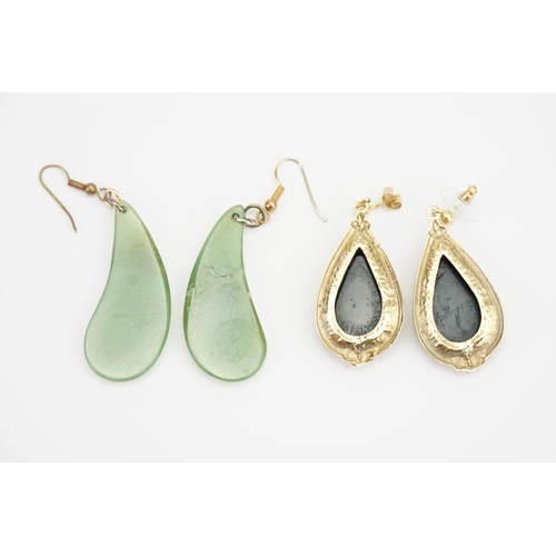 106 - A Pair of 9ct Gold Onyx Set Tear Drop Earrings along with a Pair of Tear Drop Jade Set Earrings. Wei... 