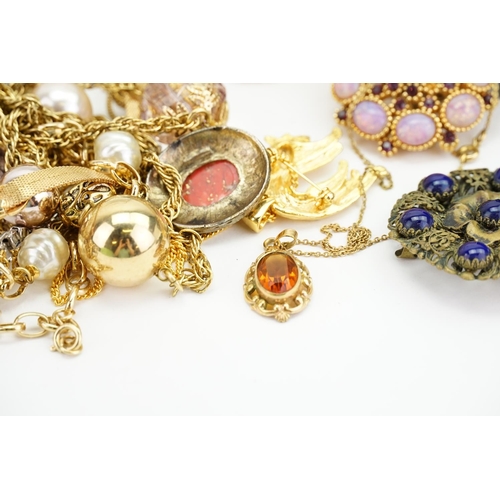 170 - A quantity of pearls, costume jewellery, cat pendant, amethyst paste and a German frog brooch, all c... 