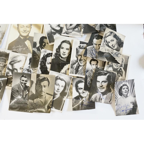 260 - A Good Collection of Post Cards depicting Actors including Gregory Peck, Vivian Lee, Ingrid Bergman,... 