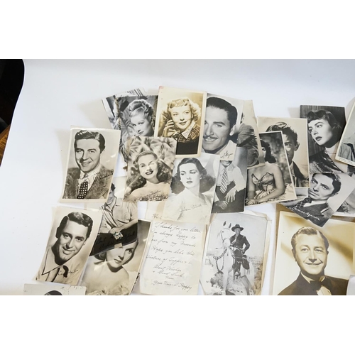 260 - A Good Collection of Post Cards depicting Actors including Gregory Peck, Vivian Lee, Ingrid Bergman,... 