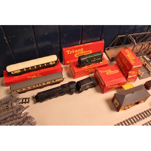 159 - A Collection of Trian-Hornby to include an unboxed a Princess Elizabeth Locomotive & Tender, a Part ... 