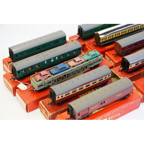 174 - 10 x Tri-ang Railways Wagons & Carriages to include R22 