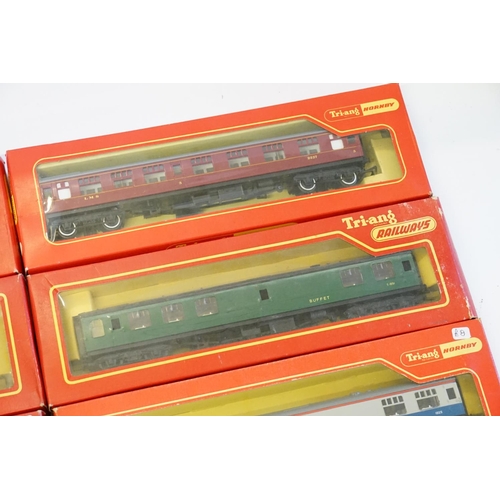 178 - 8 x Boxed Tri-ang Railways Coaches to include R226, R729, R422A, R694 along with four others, all Bo... 