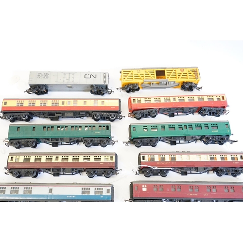 188 - 17 x Unboxed Tri-ang Railways Wagons & Coaches.