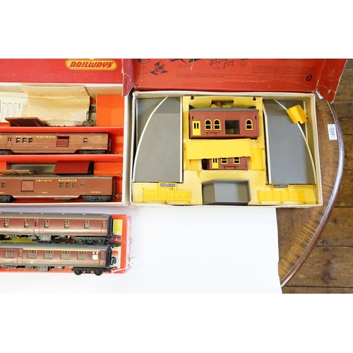 219 - A Collection of Tri-ang Railways Accessories to include R23 