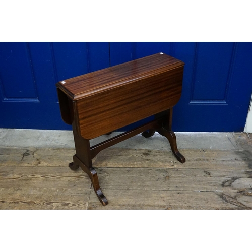 597 - A Mahogany drop-flap Sutherland table resting on square legs. As Found on one flap. Measuring: 57cm ... 