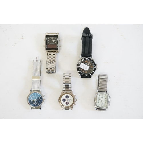 255 - Five Various Gentleman's Wristwatches with stainless steel and rubber straps.