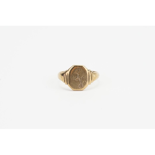 123 - A Gentleman's 9ct Gold Signet Ring. Weighing: 4.5 grams.