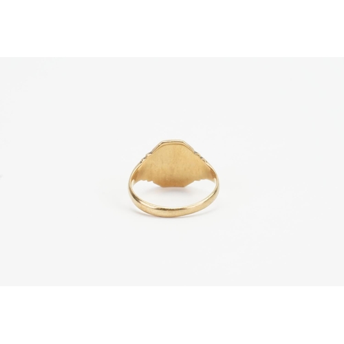 123 - A Gentleman's 9ct Gold Signet Ring. Weighing: 4.5 grams.