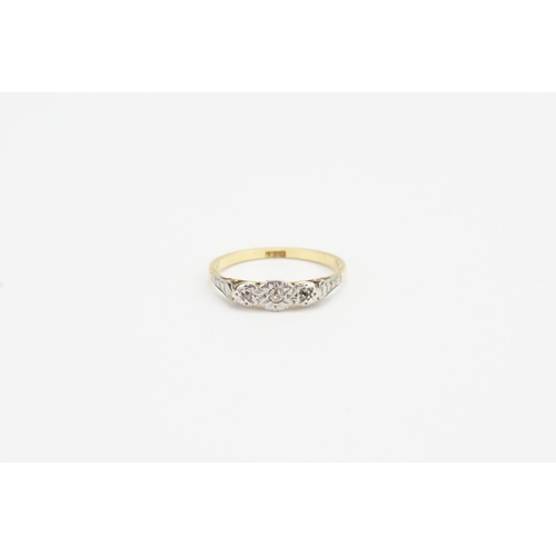 125 - An 18ct Gold Illusion Set Diamond Ring. Weighing: 2.35 grams.