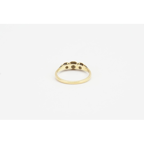 125 - An 18ct Gold Illusion Set Diamond Ring. Weighing: 2.35 grams.