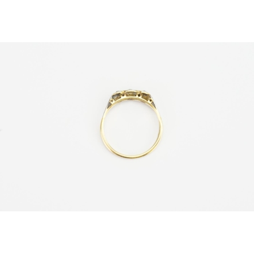 125 - An 18ct Gold Illusion Set Diamond Ring. Weighing: 2.35 grams.