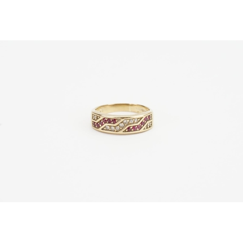 135 - A 9ct Gold Ruby and Diamond Set Ring. Weight: 3.5g. Size O.