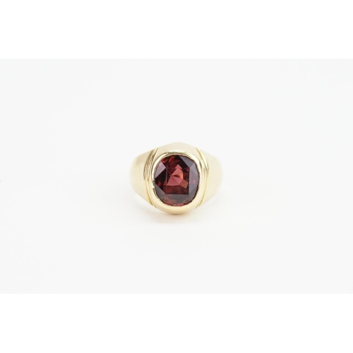 137 - An 18ct Gentleman's Garnet Set Signet Ring. Garnet size: 5.5ct. Ring size Q. Weight 18.4g.