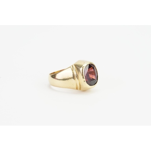 137 - An 18ct Gentleman's Garnet Set Signet Ring. Garnet size: 5.5ct. Ring size Q. Weight 18.4g.