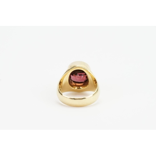 137 - An 18ct Gentleman's Garnet Set Signet Ring. Garnet size: 5.5ct. Ring size Q. Weight 18.4g.