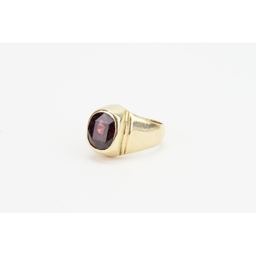 137 - An 18ct Gentleman's Garnet Set Signet Ring. Garnet size: 5.5ct. Ring size Q. Weight 18.4g.