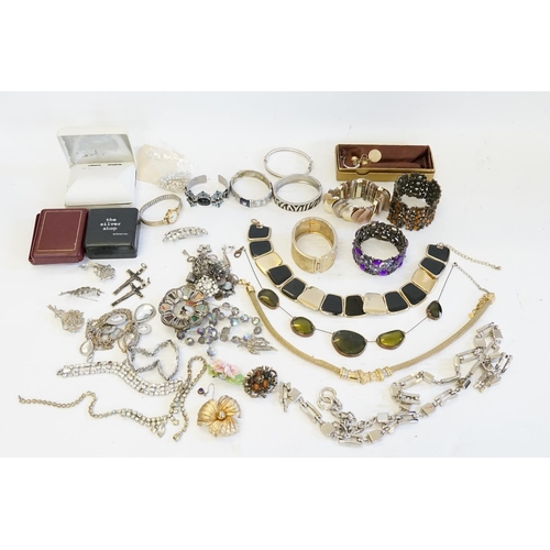 199 - A collection of costume jewellery to include necklaces, bracelets, etc.