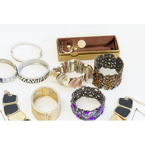 199 - A collection of costume jewellery to include necklaces, bracelets, etc.