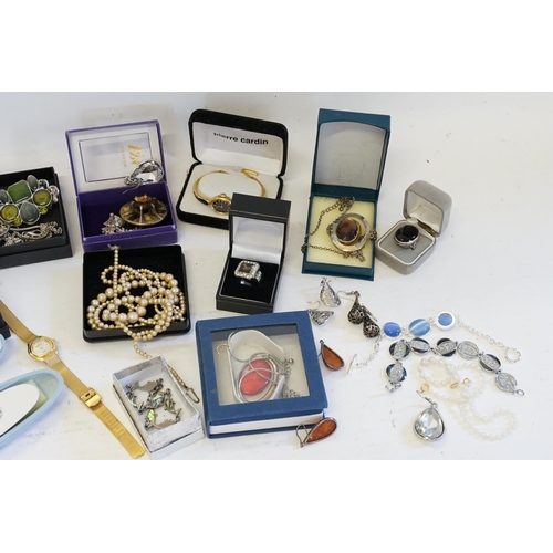 200 - A collection of costume jewellery to include necklaces, bracelets, etc.