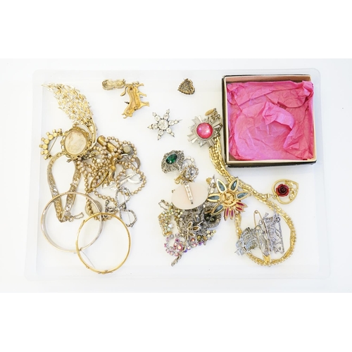 219 - A Collection of Costume Jewellery to include 1950s Jewellery, Bangles and other similar items.