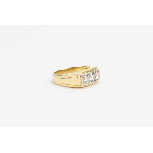 90 - An 18ct Three Stone Diamond Set Ring, Largest Diamond approx: 0.33ct and two 0.25ct Diamonds. Size a... 