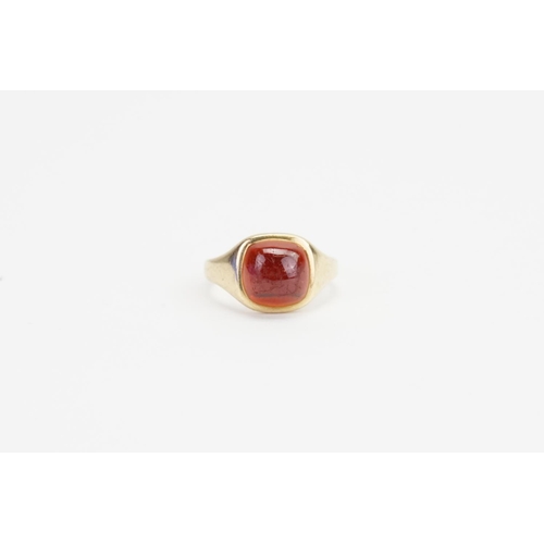 156 - A 9ct Gold Garnet set Ring. Size N. Weight: 3.9 grams.