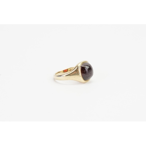 156 - A 9ct Gold Garnet set Ring. Size N. Weight: 3.9 grams.