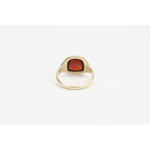 156 - A 9ct Gold Garnet set Ring. Size N. Weight: 3.9 grams.