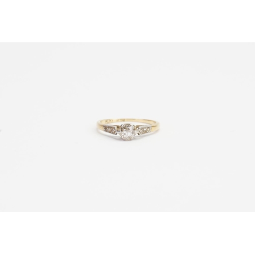 66 - An 18ct Gold old cut Diamond Ring with 6 Diamonds mounted on the shoulders. Diamond size: 0.4ct. Rin... 