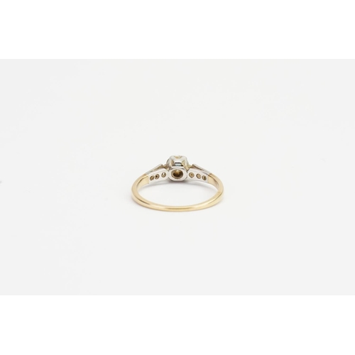 66 - An 18ct Gold old cut Diamond Ring with 6 Diamonds mounted on the shoulders. Diamond size: 0.4ct. Rin... 